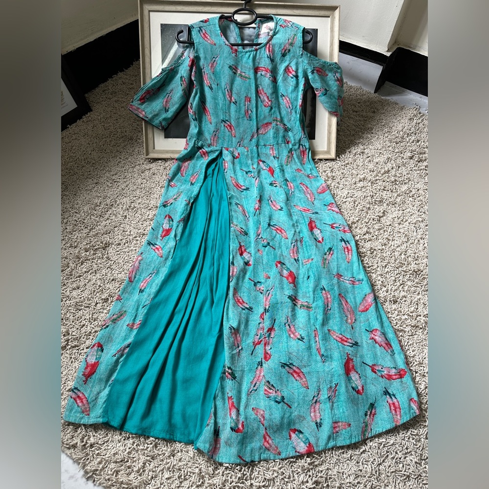 Long Kurti with pleated detail and shoulder cut out - Picture 1 of 5